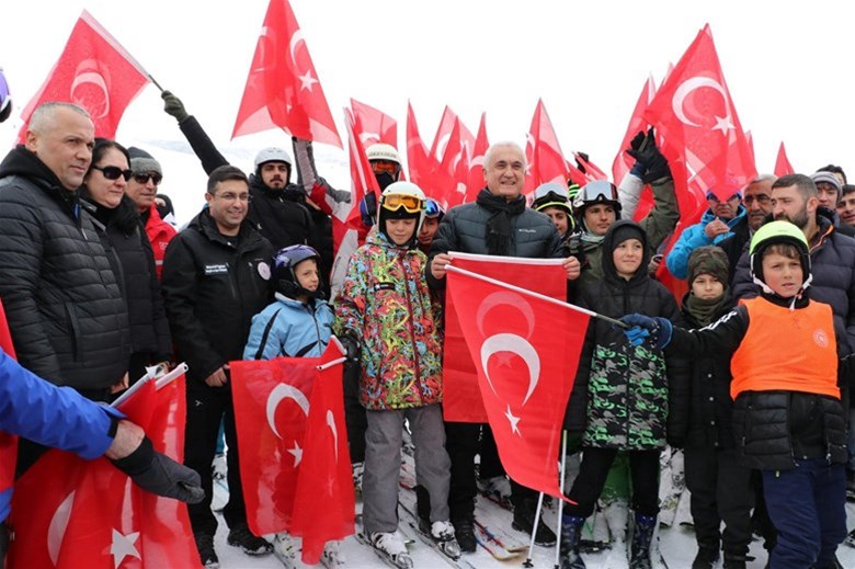 KAR FESTİVALİMİZ RENKLİ GÖRÜNTÜLER EŞLİĞİNDE ÇOŞKUYLA KUTLANDI! 